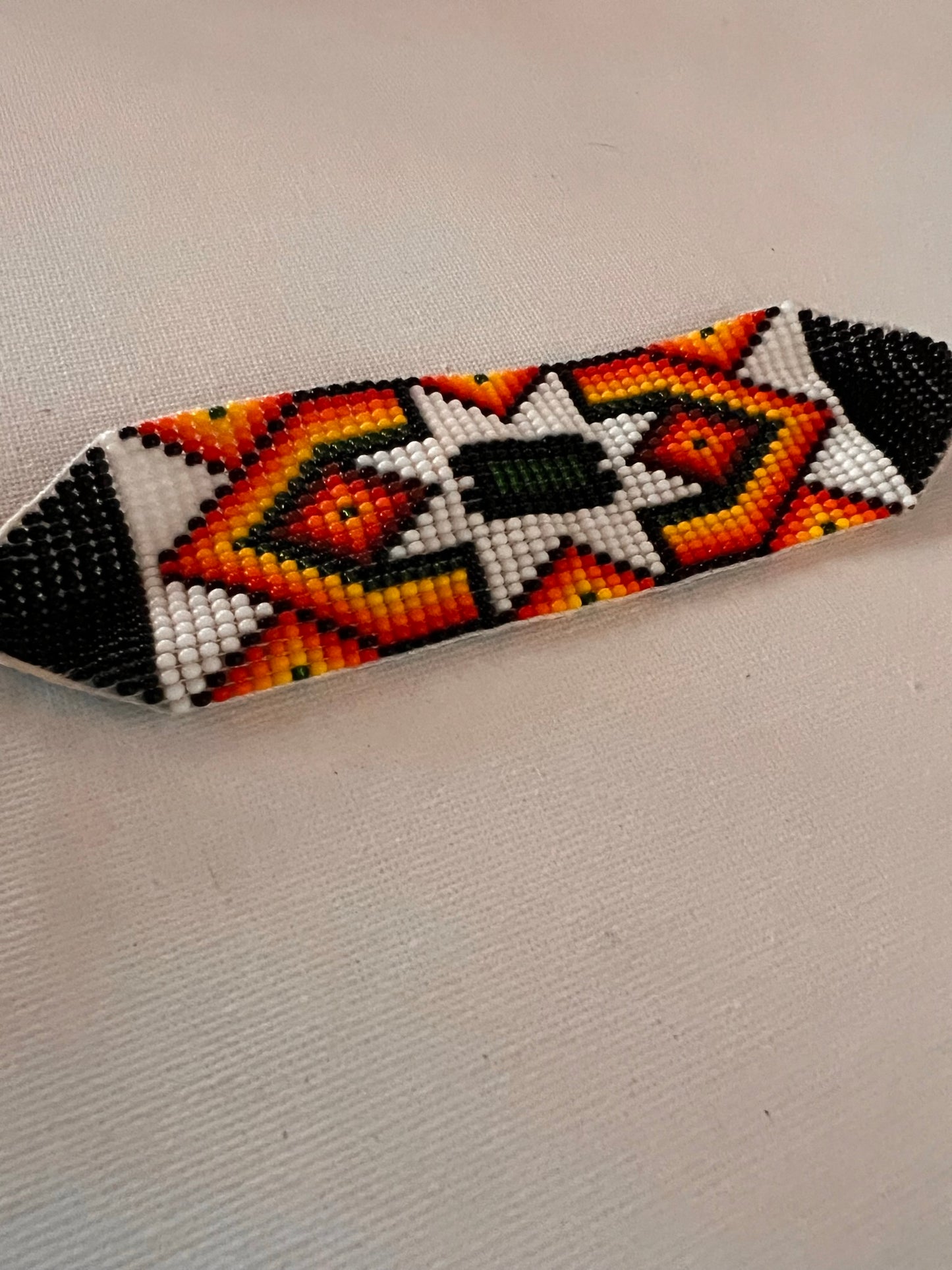 Weiß-oranges Armband Mujer Araña Yanacona 3,5 cm x 15 cm