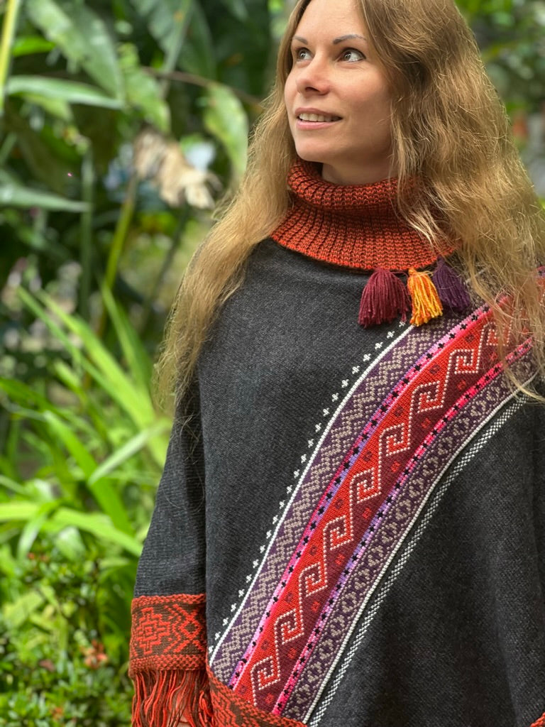 Grauer Frühlings-/Herbstponcho mit Muster