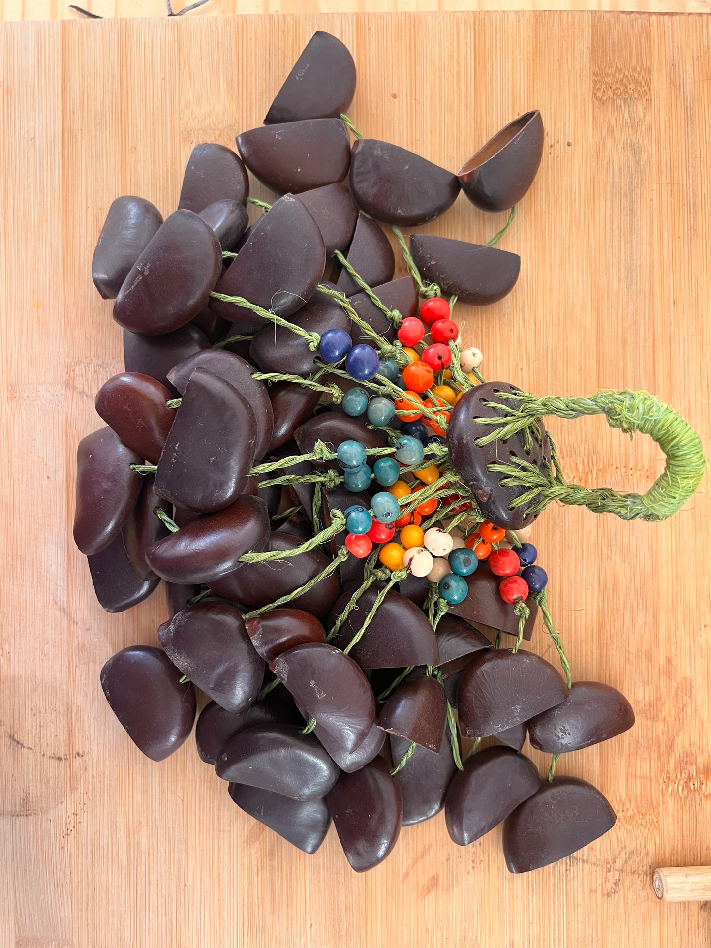 Big Jungle rattle multiple cascabeles semilla negra