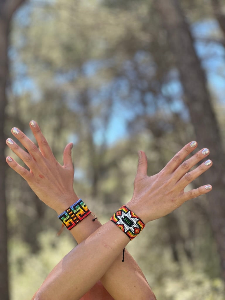 Pulsera rojo-verde con motivos negros Yanacona 3,5 cm x 15 cm