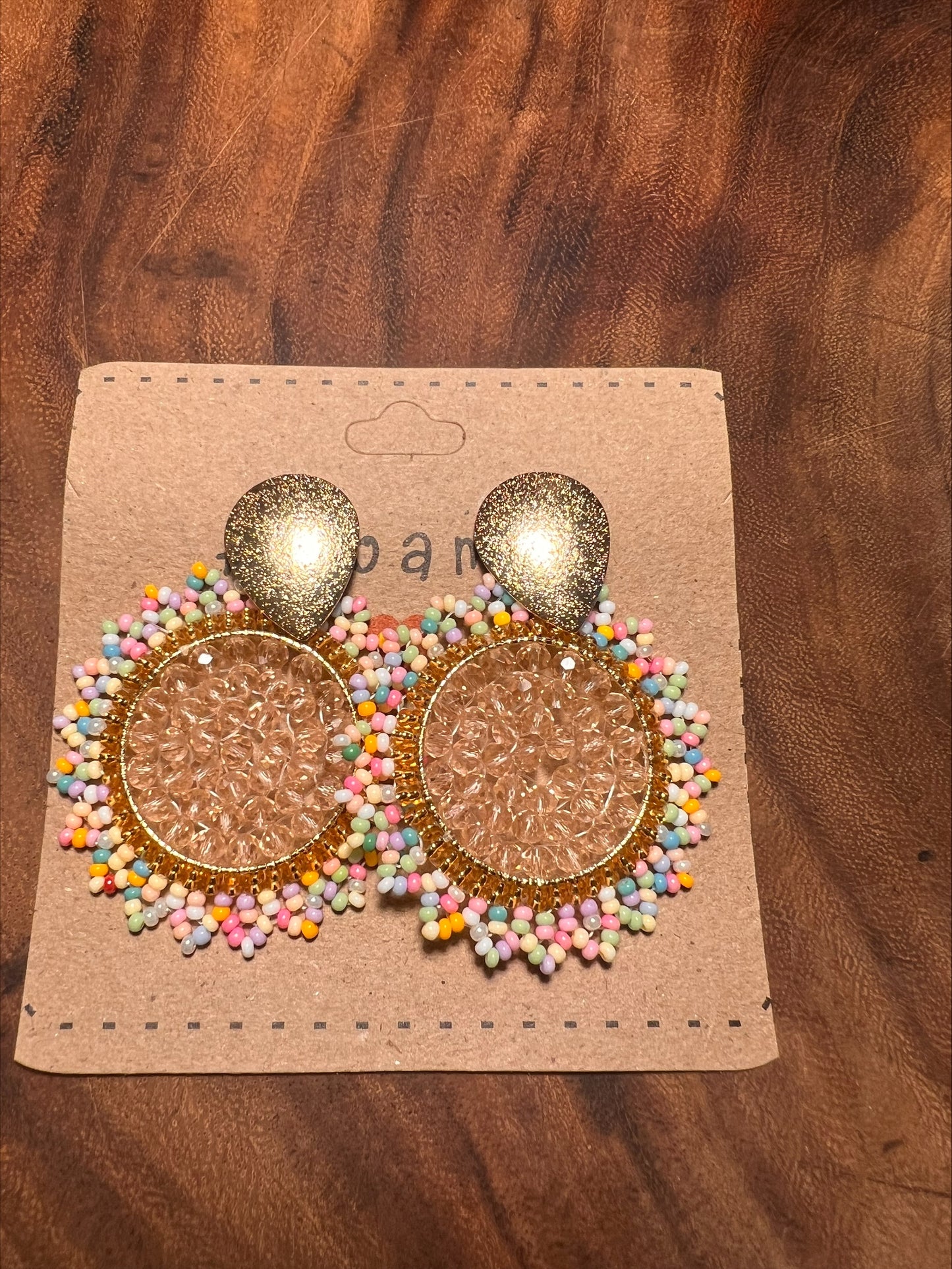 Pendientes de flores blancas con tierno multicolor
