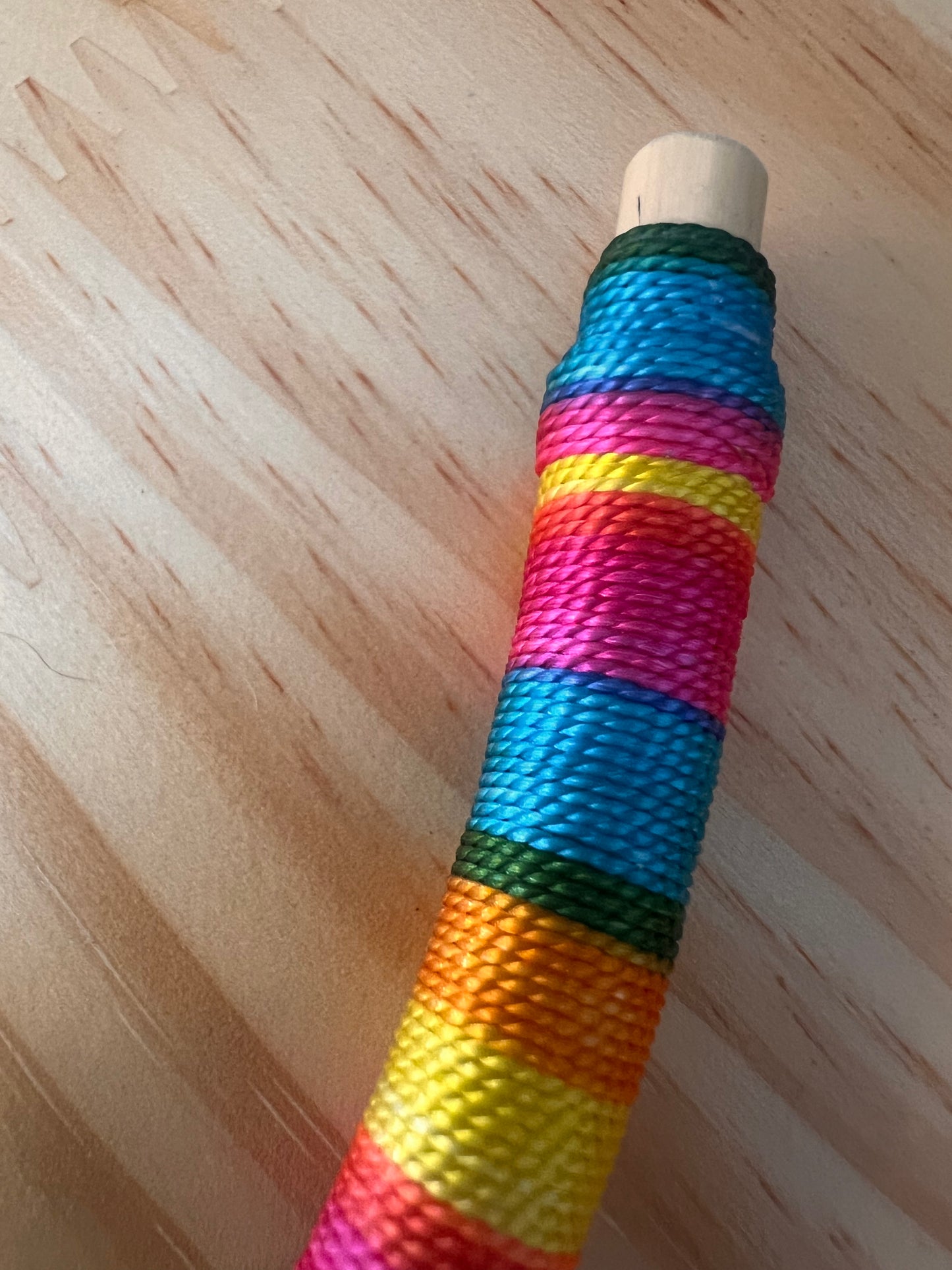 Regenbogenfarbener biegsamer Bambus-Tepi