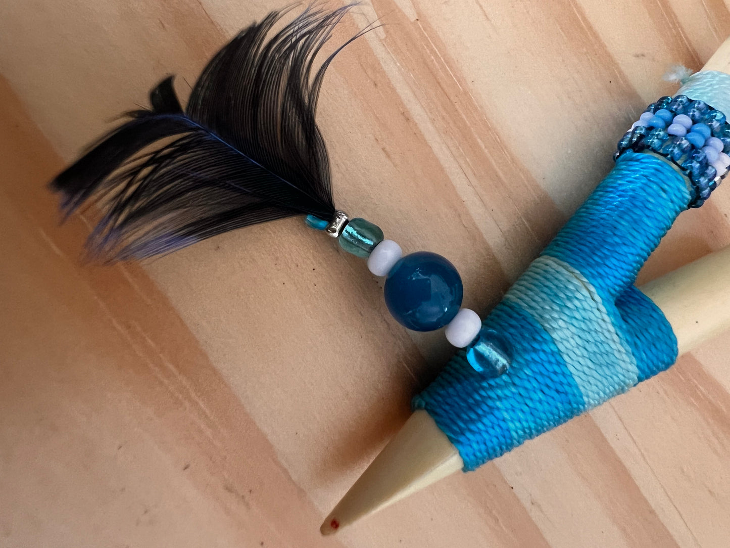 Rosa-weißes Bambus Kuripe mit Feder und Perlen