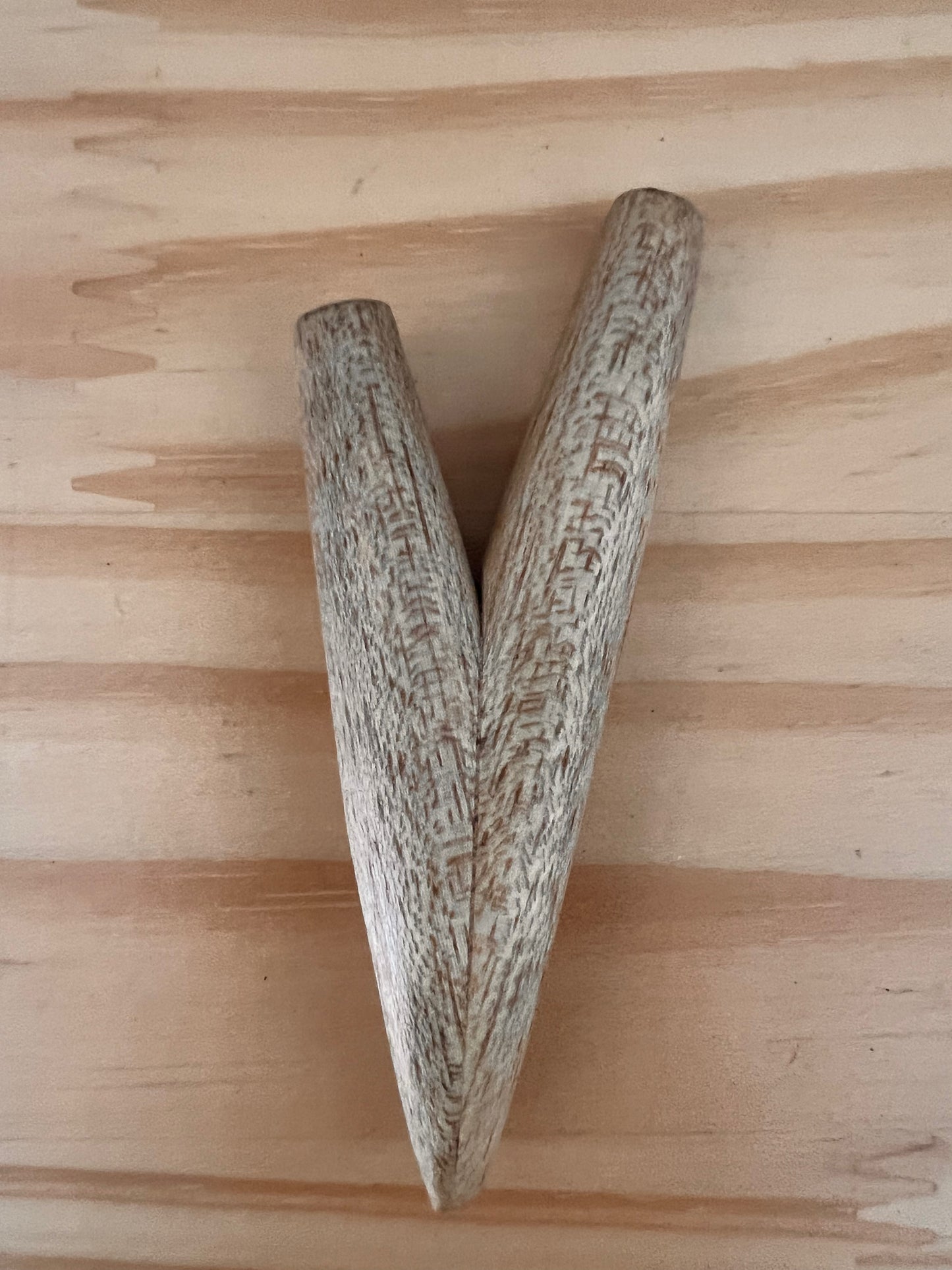 Kuripe aus schlichtem Holz