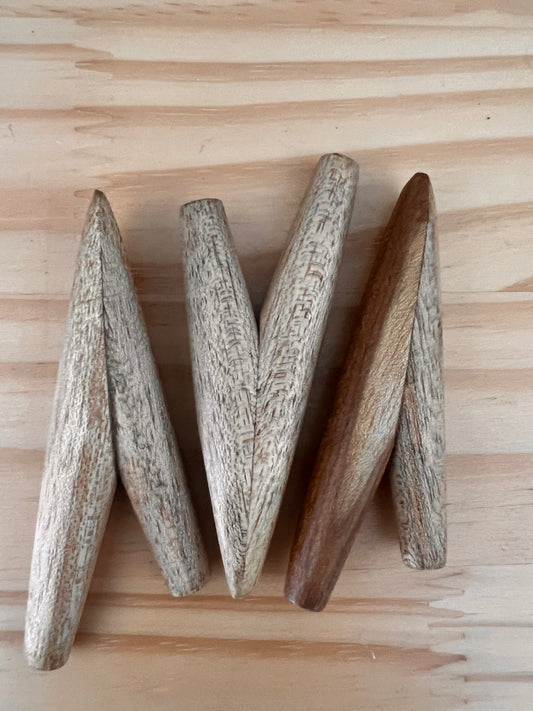 Kuripe aus schlichtem Holz