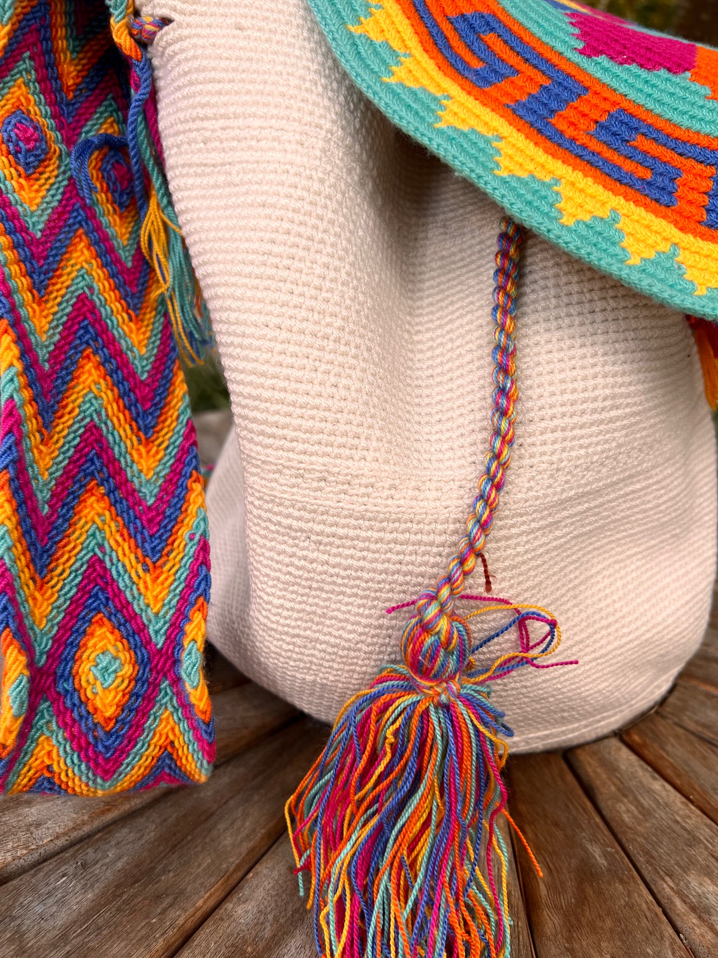 Bolso Wayuu blanco con funda multicolor.