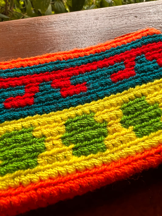 Orangefarbene Wayúu-Mini-Geldbörse mit mehrfarbigen Mustern