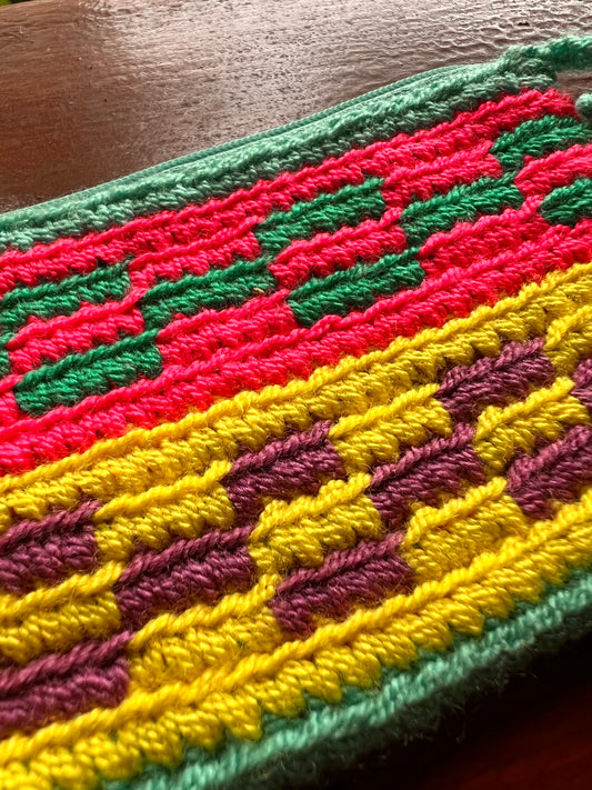 Monedero mini Wayúu celeste con estampados rosas, violetas y amarillos