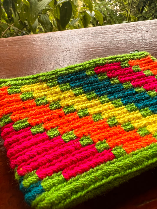 Monedero mini Wayúu verde claro con estampados de colores arcoiris