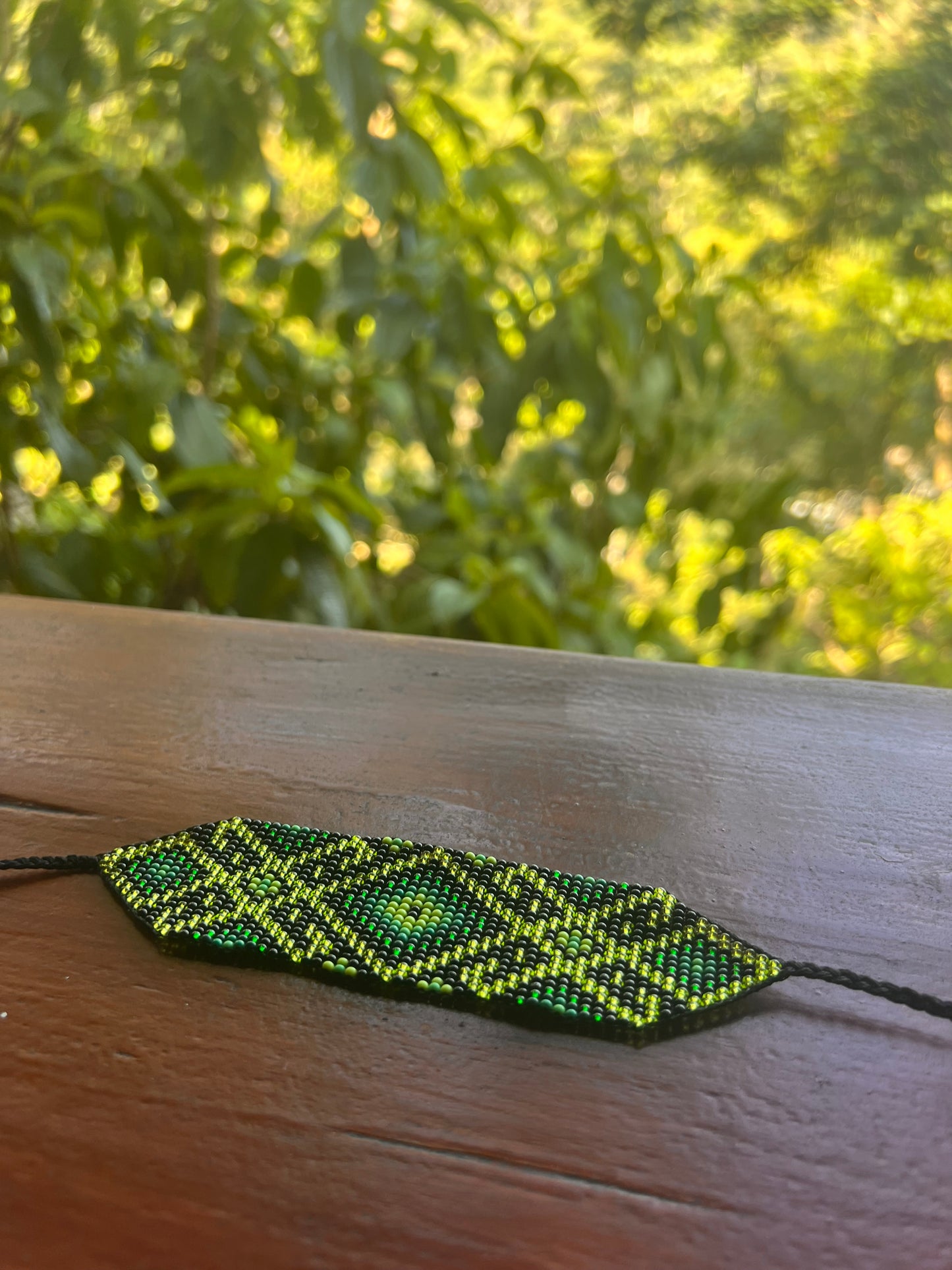 Grün-schwarzes Armband Inga Kamentsa 3,5 cm x 14 cm