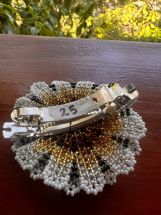 Weiß-braune Haarblume Inga Kamentsa