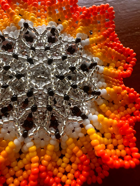 Orange-weiße Haarblume Inga Kamentsa