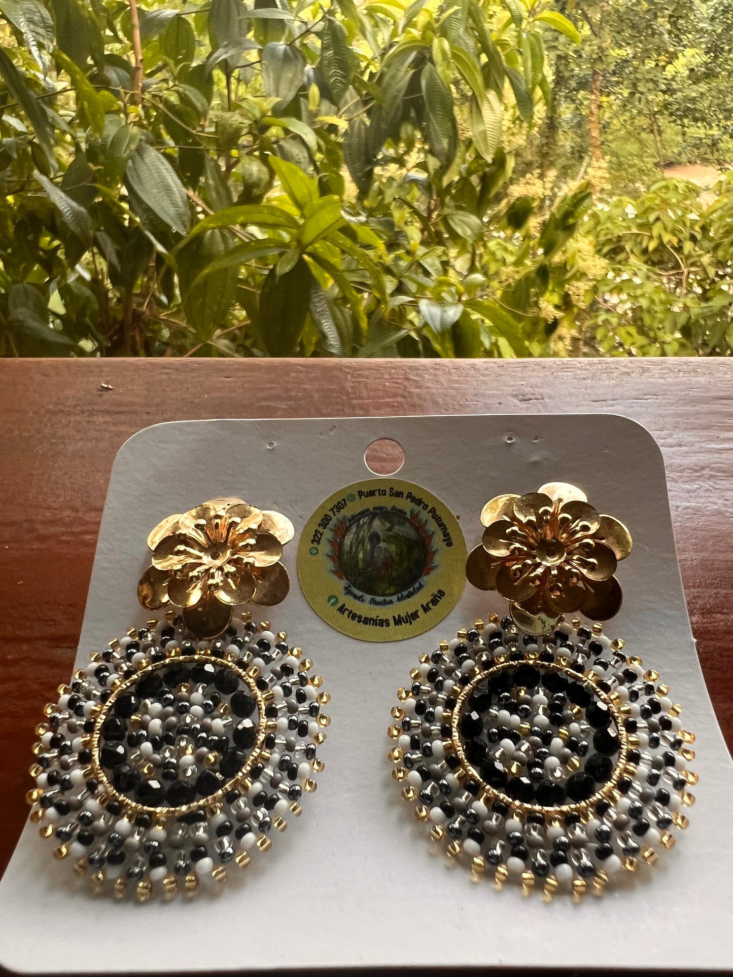 Runde schwarz-silber-weiße Ohrringe mit Blumenverschluss Yanacona