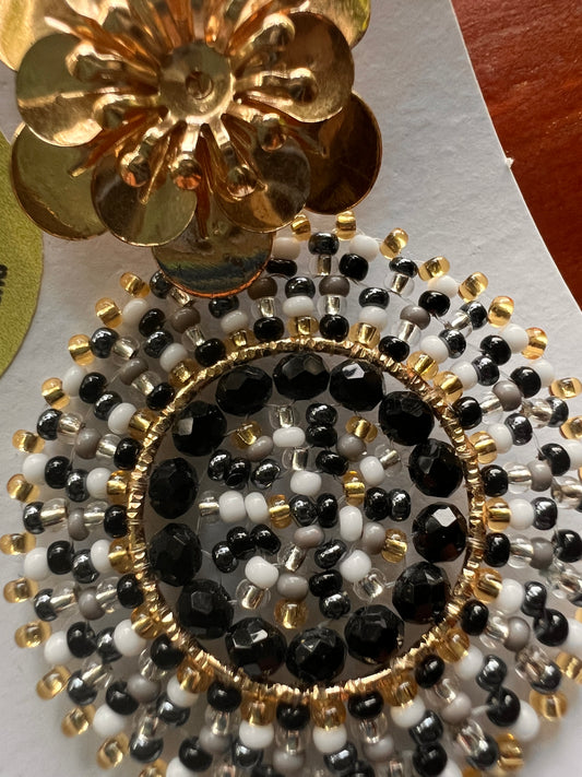 Runde schwarz-silber-weiße Ohrringe mit Blumenverschluss Yanacona