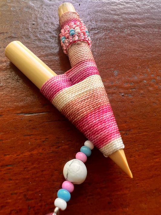 Rosa-weißes Bambus Kuripe mit Feder und Perlen