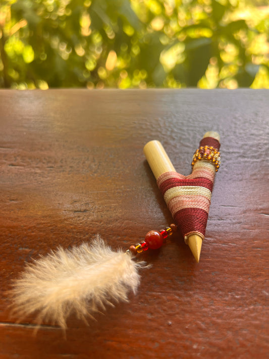 Burgund-rose Bamboo Kuripe with feather and pearls