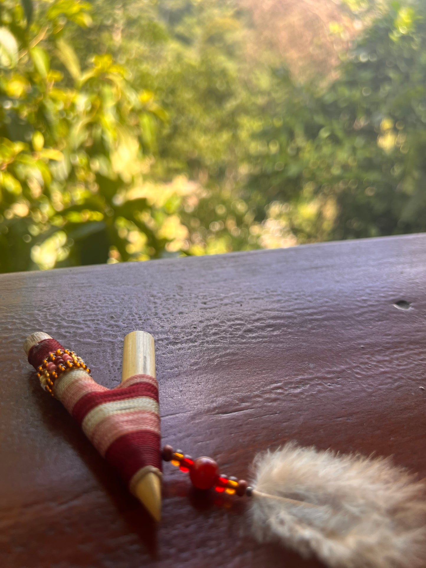 Burgund-rose Bamboo Kuripe with feather and pearls