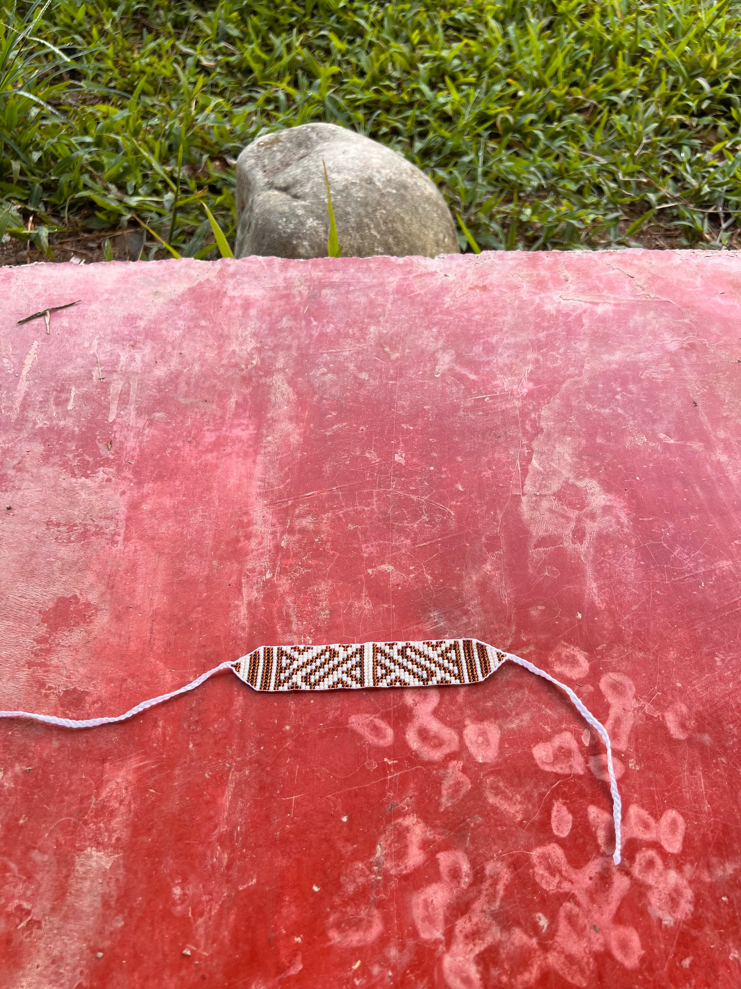 Weißbraunes Armband Inga Kamentsa 2,5 cm x 13 cm