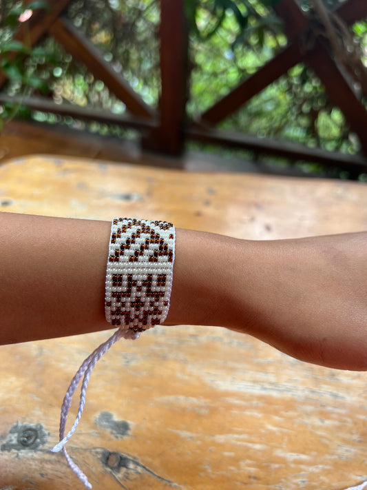 Weißbraunes Armband Inga Kamentsa 2,5 cm x 13 cm