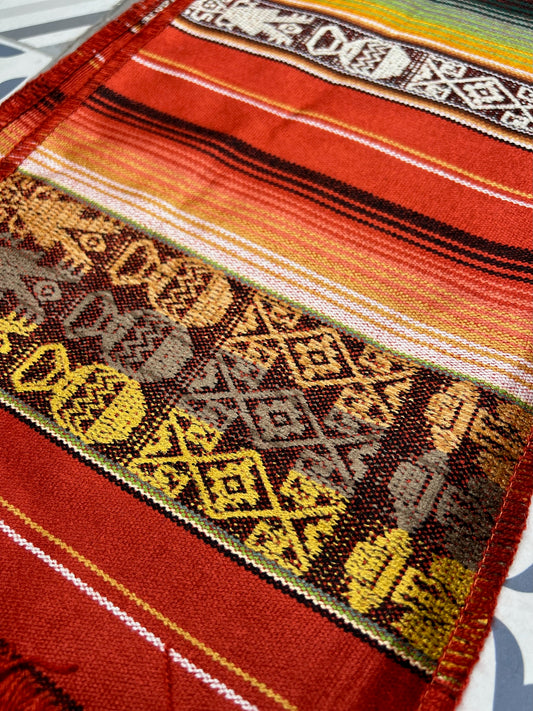 Mantel de ceremonia marrón claro con motivos multicolores 25 x 160 cm