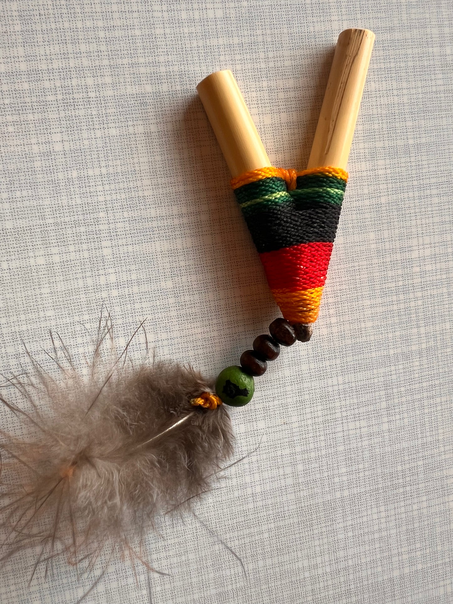 Kuripe de bambú multicolor con pluma