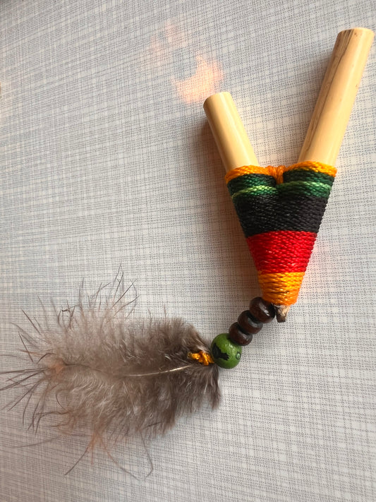 Mehrfarbiges Bambus-Kuripe mit Feder