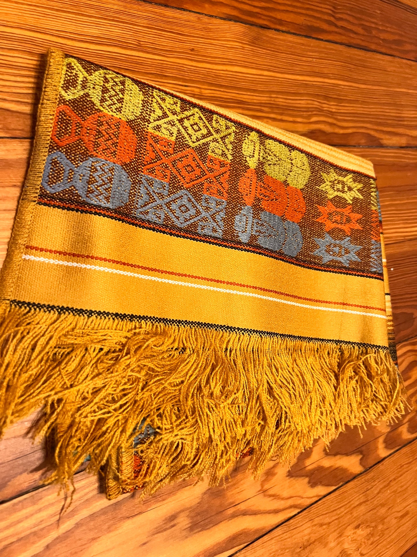 Mantel de ceremonia rojo con motivos multicolores 50x160 cm