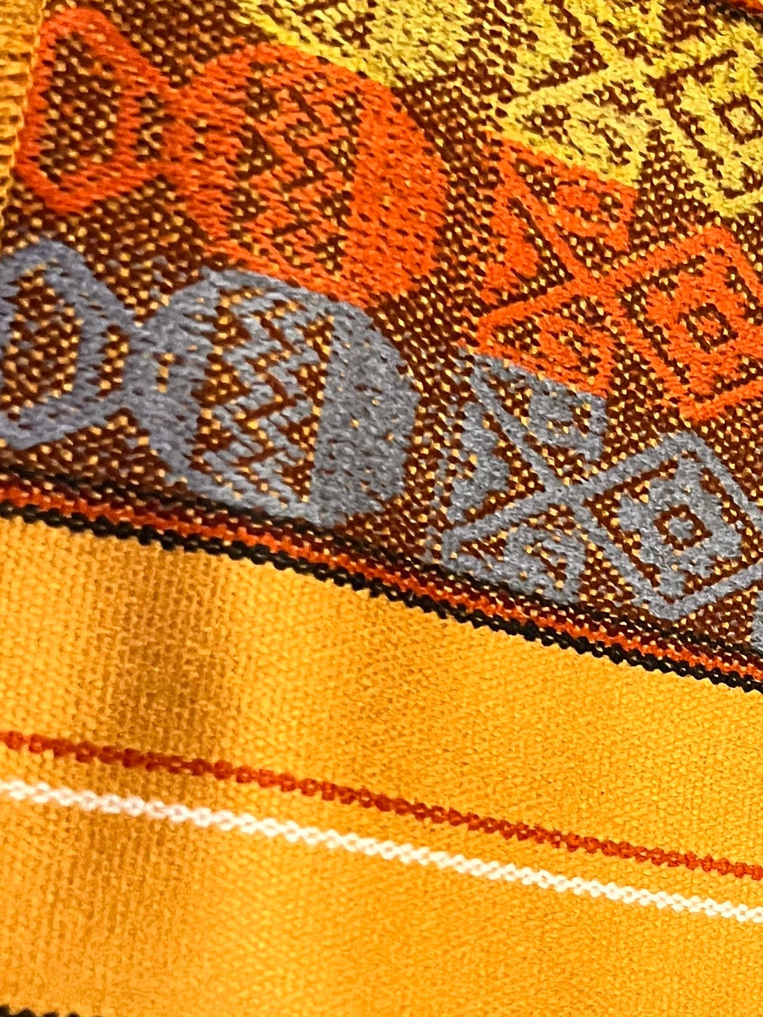 Mantel de ceremonia rojo con motivos multicolores 50x160 cm