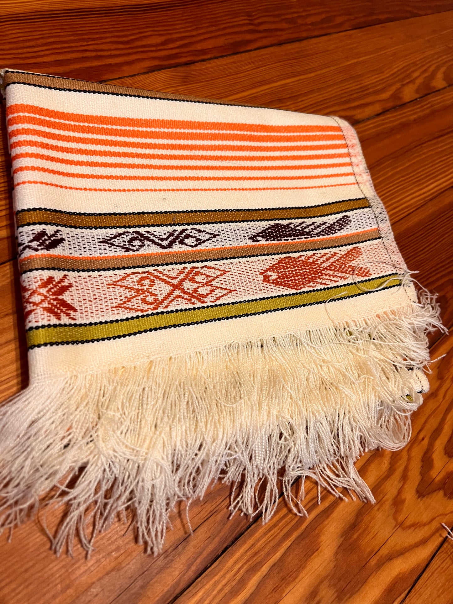 Mantel de ceremonia rojo con motivos multicolores 50x160 cm