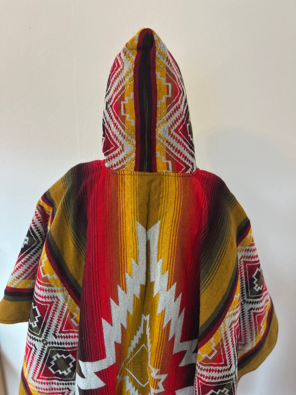 Poncho negro primavera/otoño con estampados