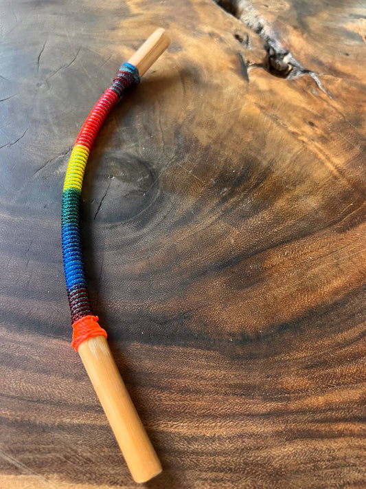 Regenbogenfarbener biegsamer Bambus-Tepi