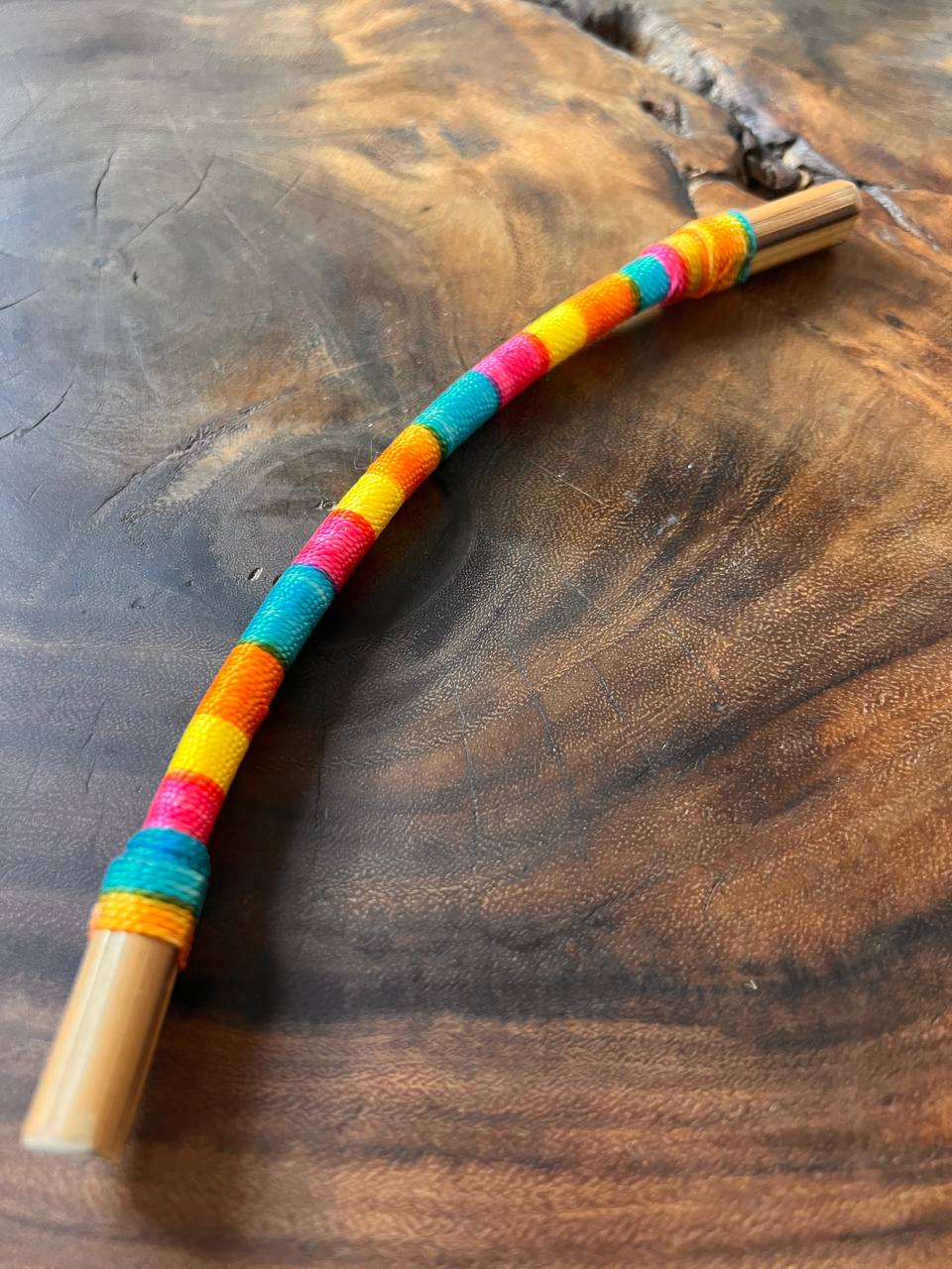 Regenbogenfarbener biegsamer Bambus-Tepi