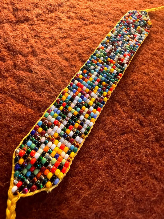 Hellblaues Armband mit mehrfarbigen Mustern Inga Kamentsa 4 cm x 15 cm