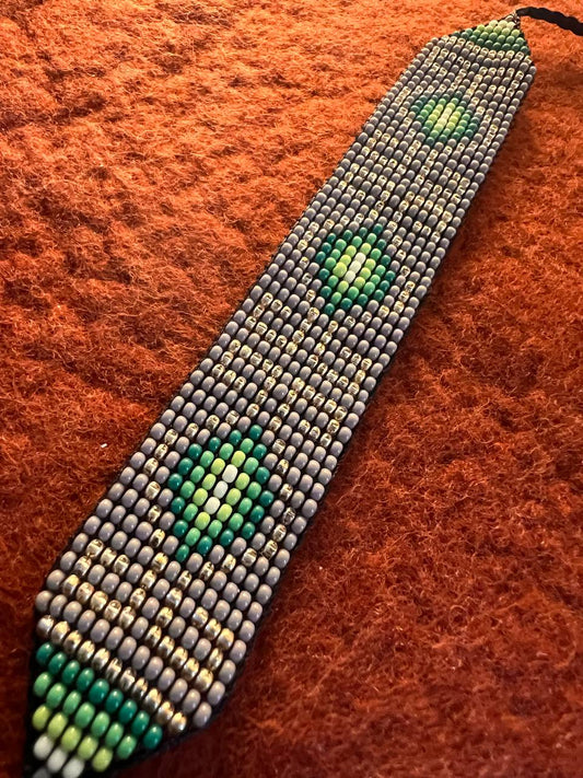 Hellblaues Armband mit mehrfarbigen Mustern Inga Kamentsa 4 cm x 15 cm