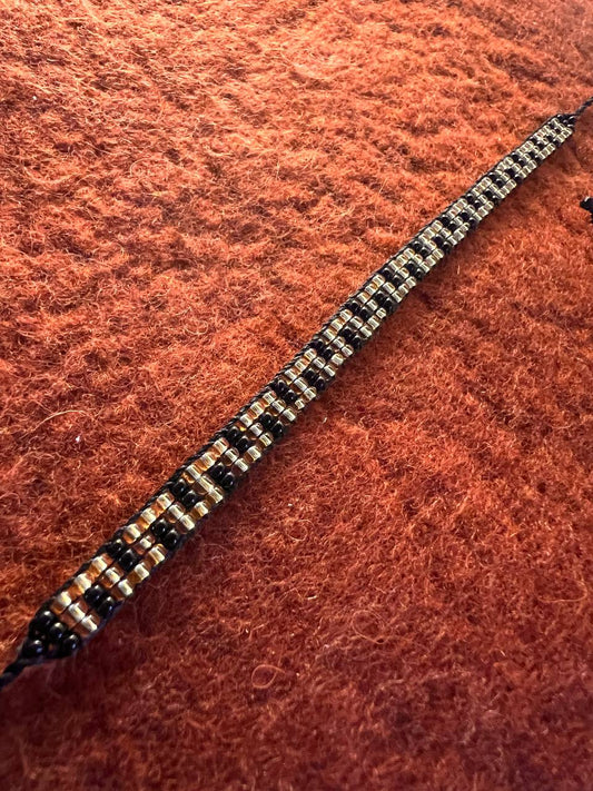 Hellblaues Armband mit mehrfarbigen Mustern Inga Kamentsa 4 cm x 15 cm