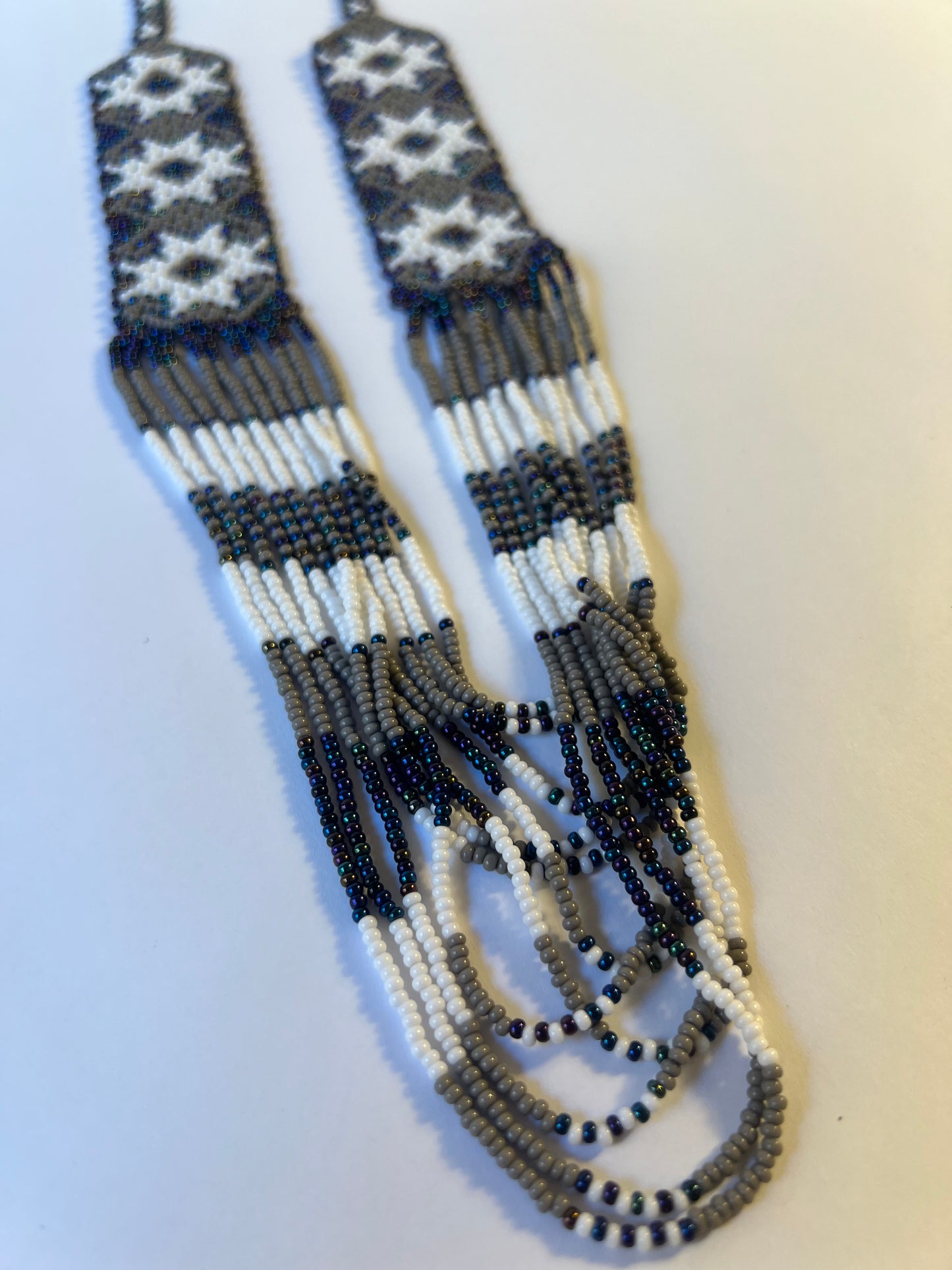 Collar largo gris azulado