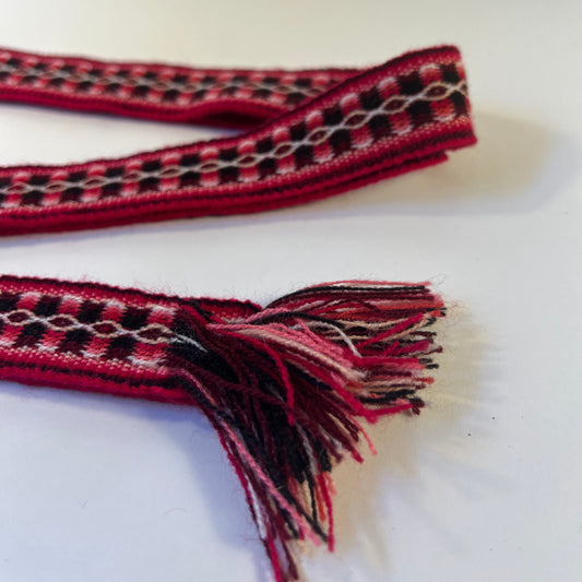 Magentafarbenes Band