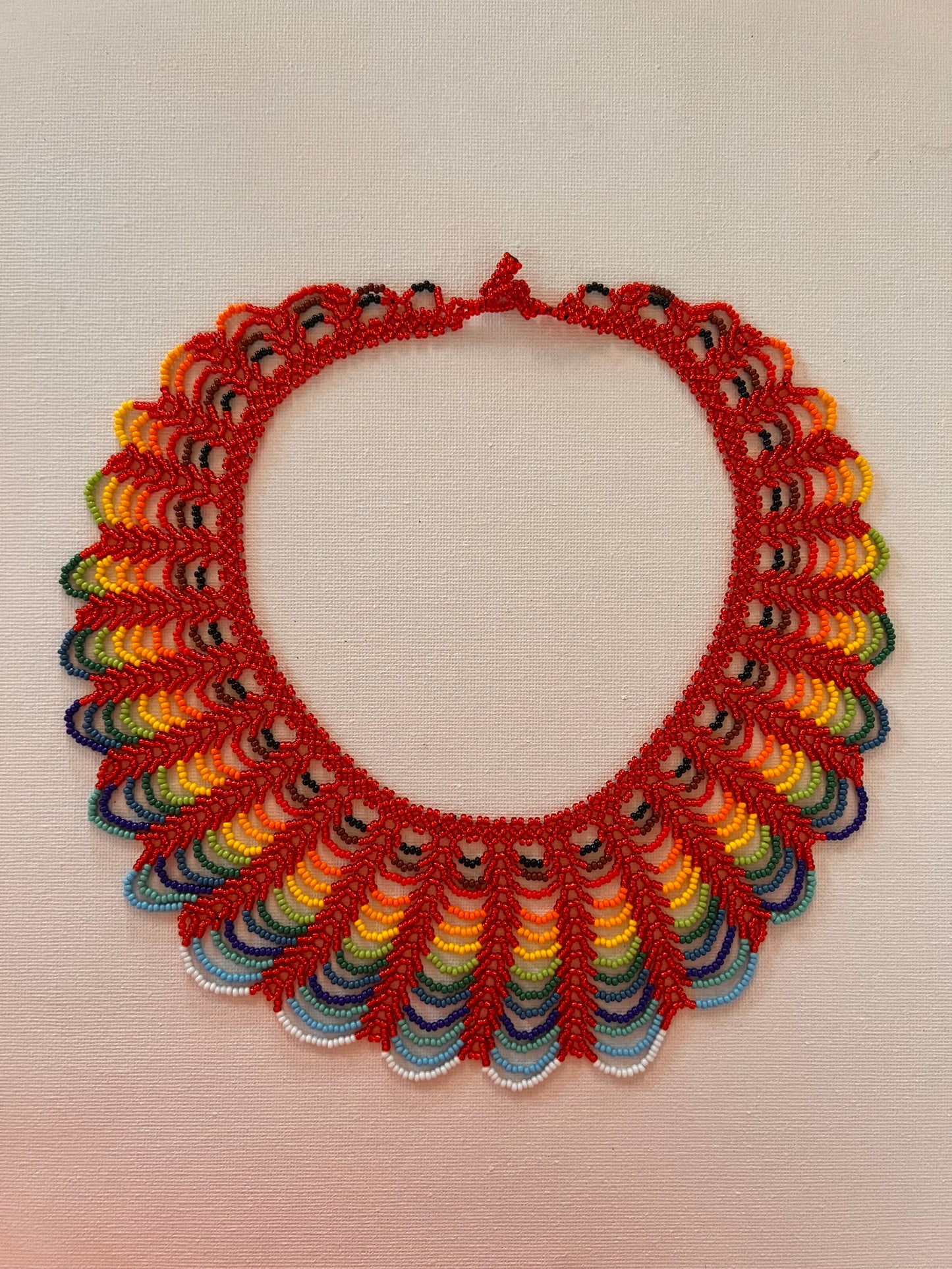 Small round red necklace with multicolour patterns - Yanacona