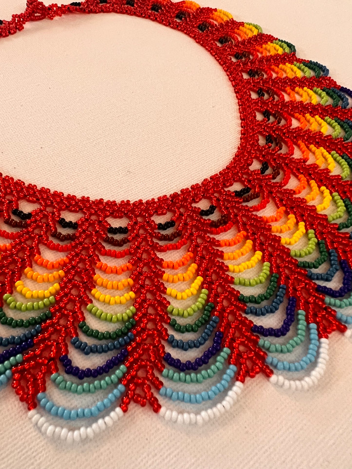 Small round red necklace with multicolour patterns - Yanacona