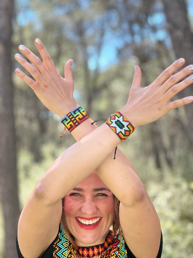 Red-green bracelet with black patterns Yanacona 3,5 cm x 15 cm