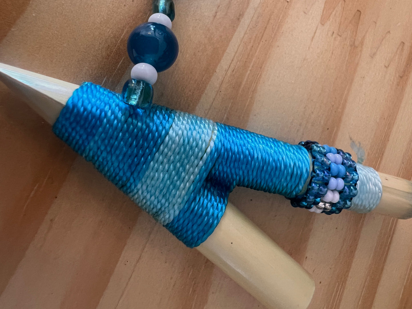 Kuripe de bambú blanco rosa con plumas y perlas