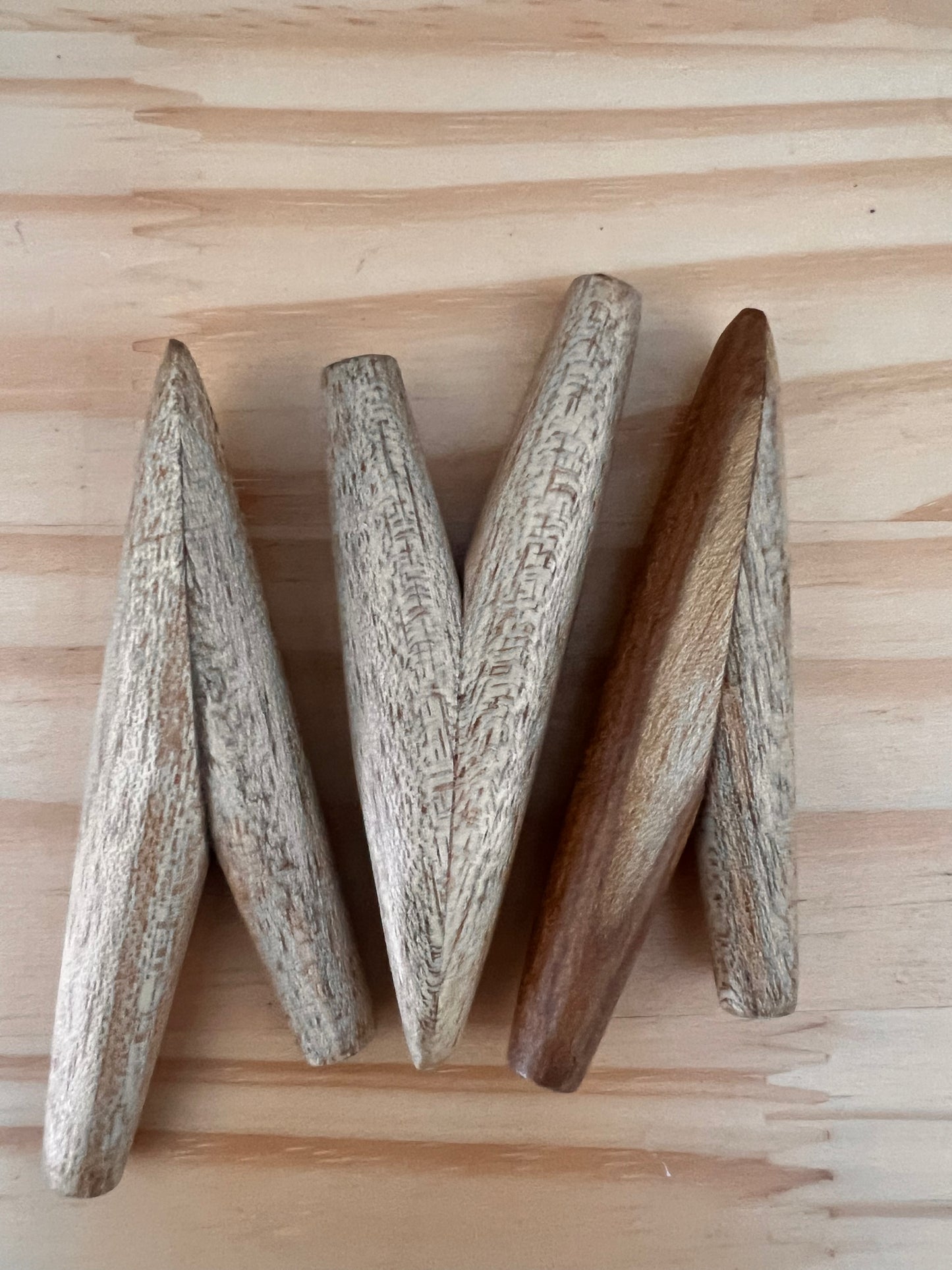 Kuripe aus schlichtem Holz