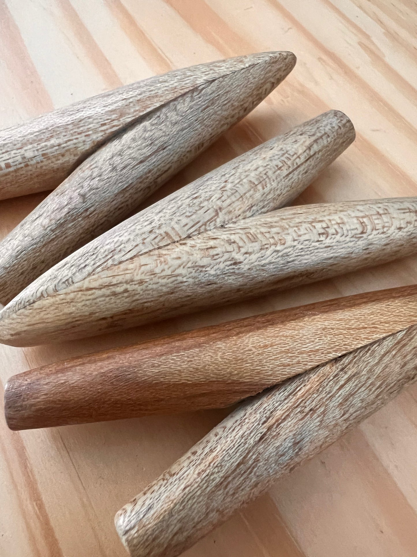 Kuripe aus schlichtem Holz