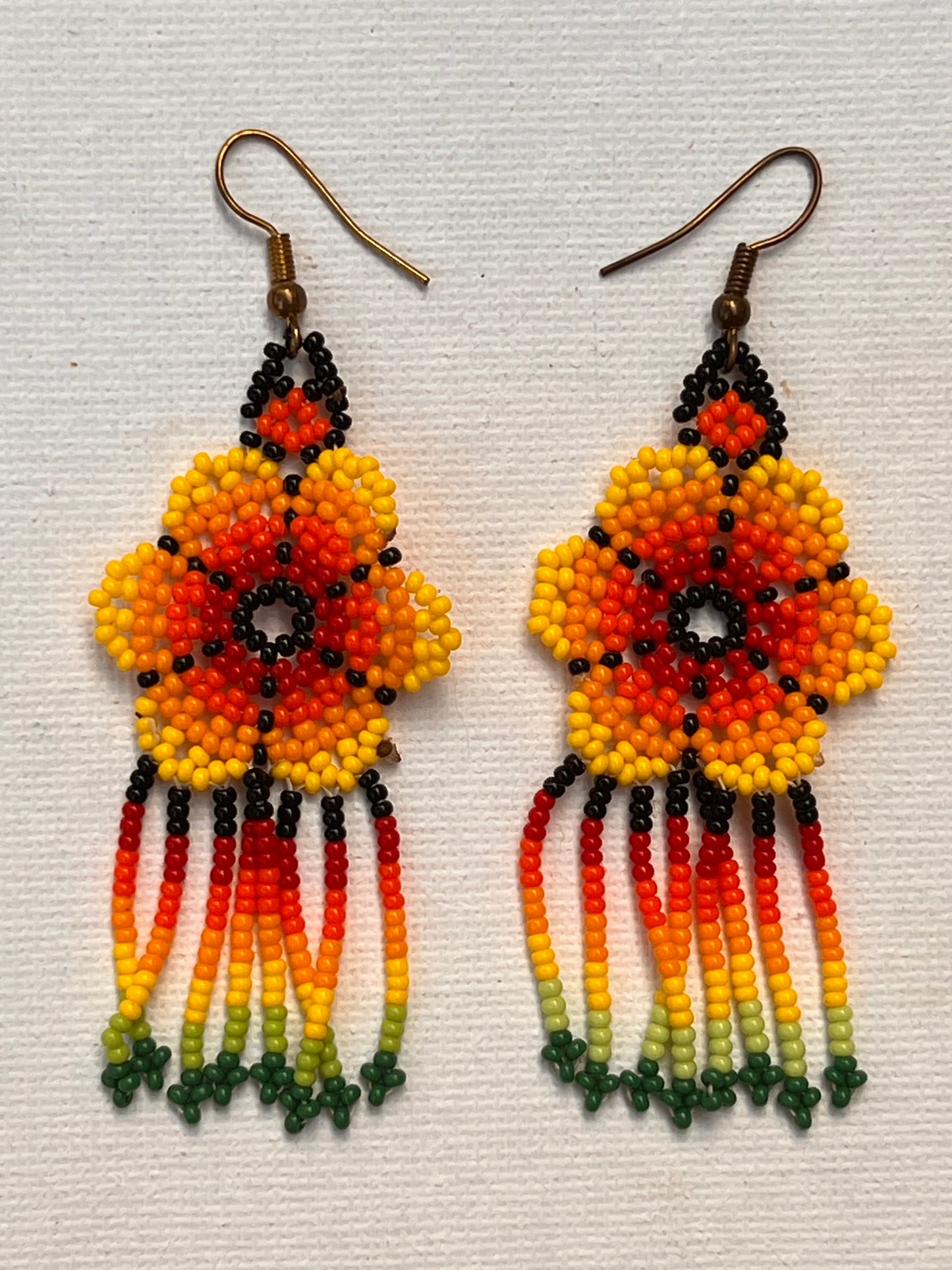 Summer flower earrings Mujer Araña (Yanacona)