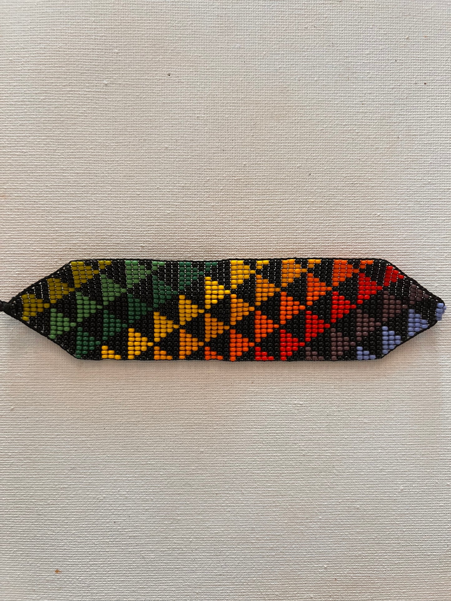 Black bracelet with multicoloured patterns Yanacona 4 cm x 15 cm