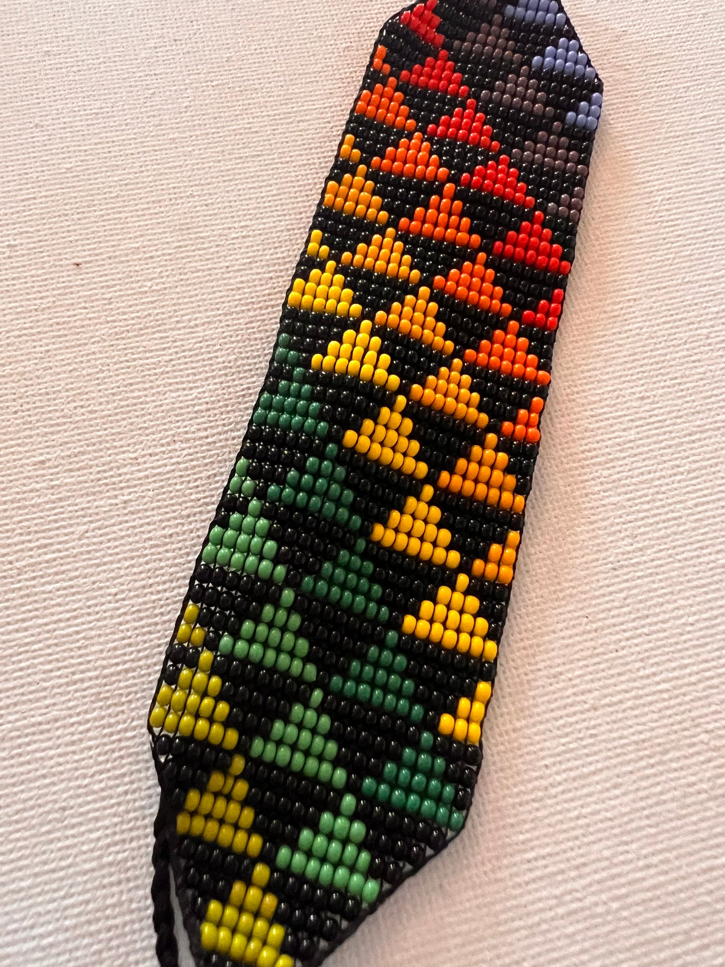 Black bracelet with multicoloured patterns Yanacona 4 cm x 15 cm