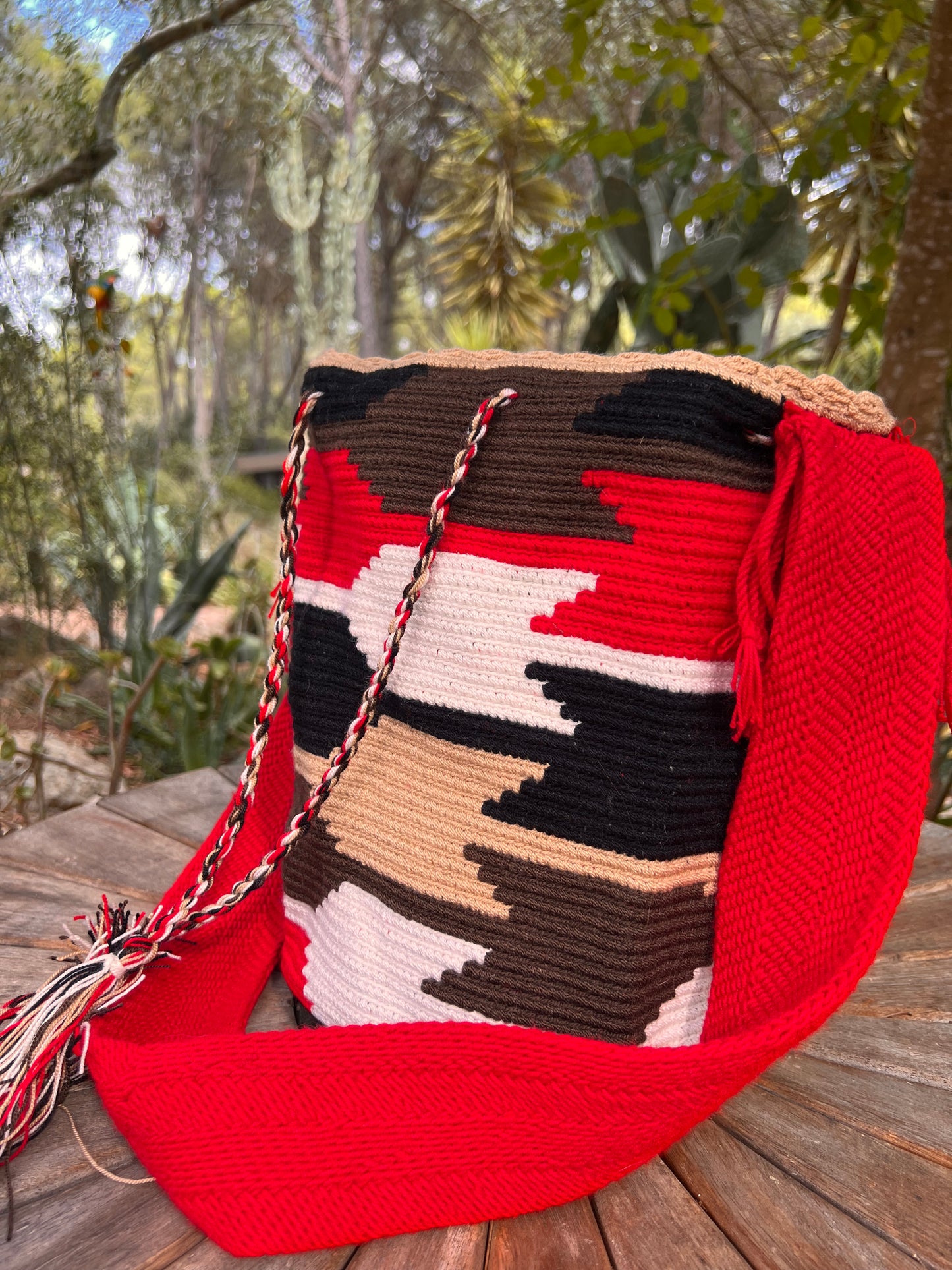 Wayuu bag with red, white and brown patterns