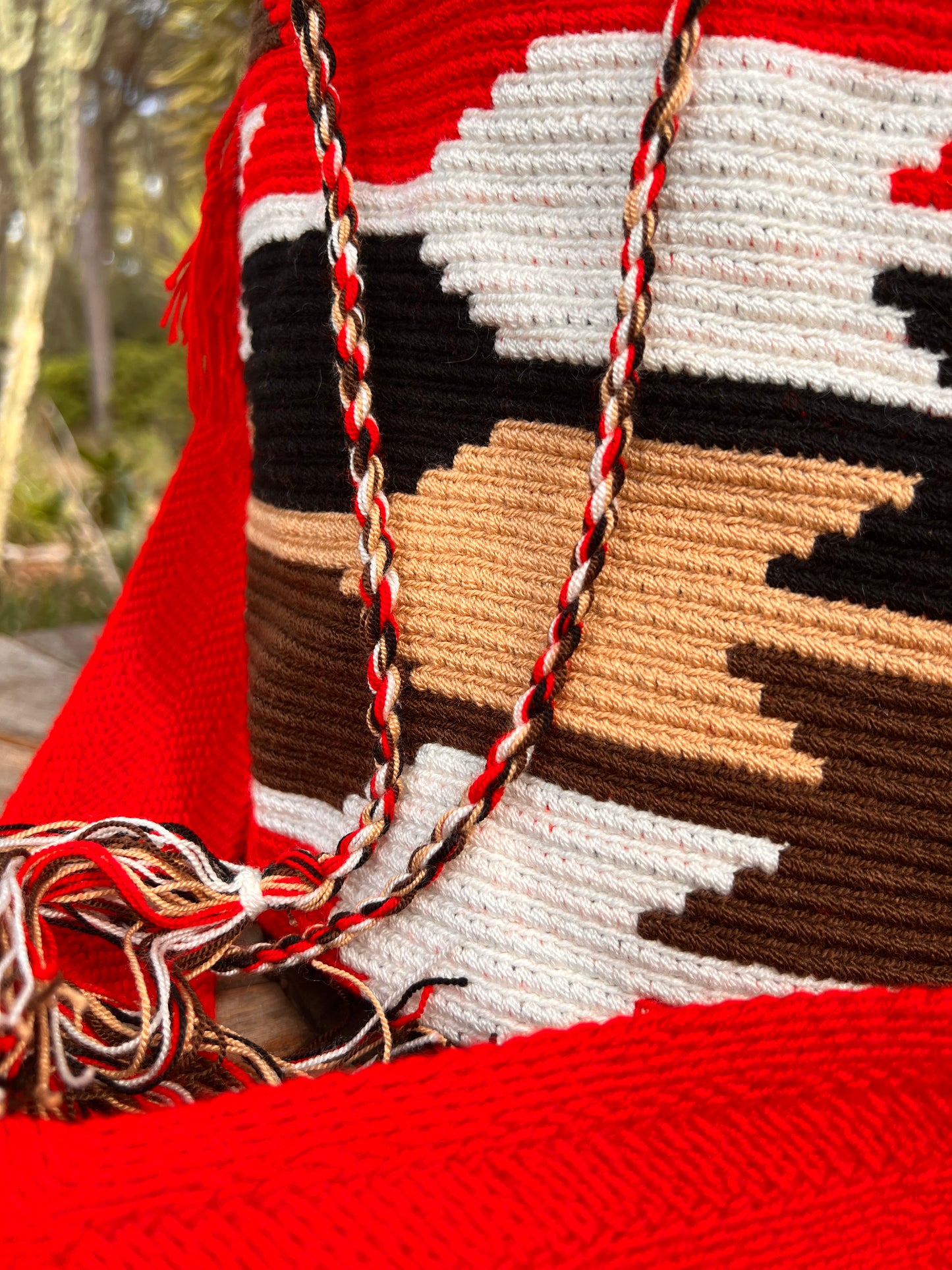 Wayuu bag with red, white and brown patterns