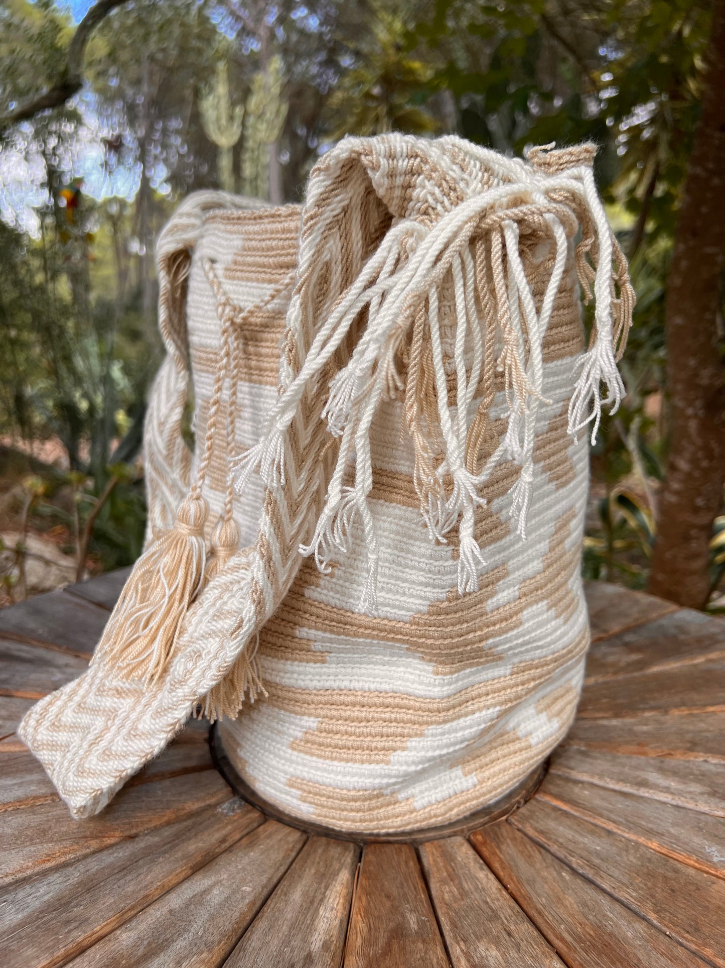 White Wayuu bag with beige patterns