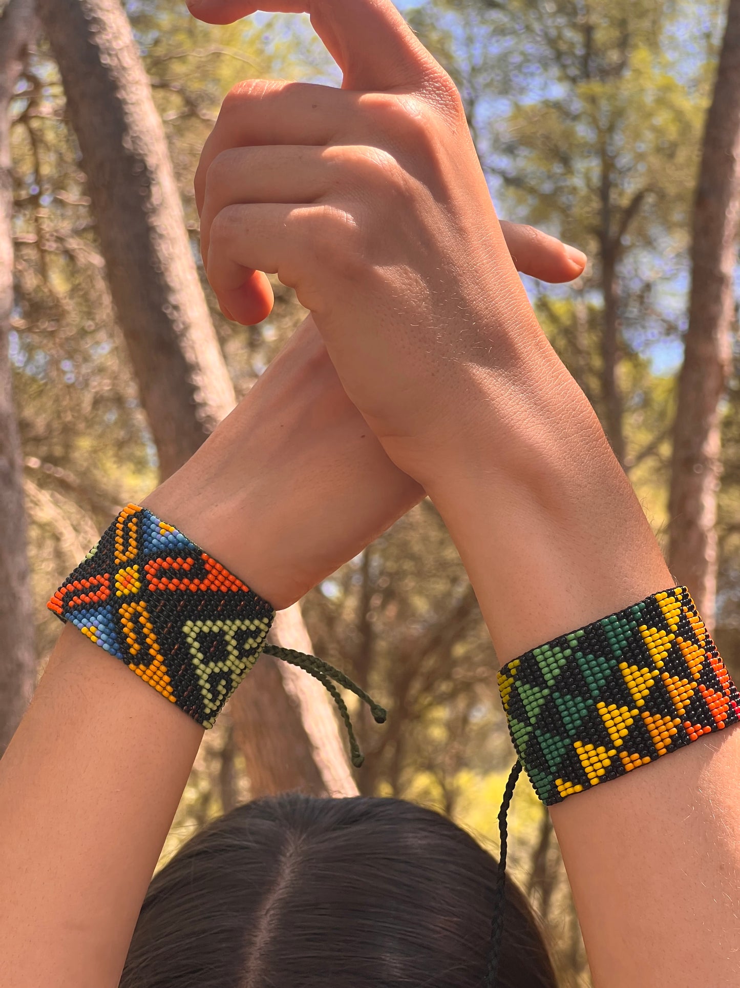 Black bracelet with multicoloured patterns Yanacona 4 cm x 15 cm